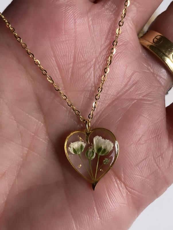 Baby’s breath Gypsophila flower dainty heart necklace