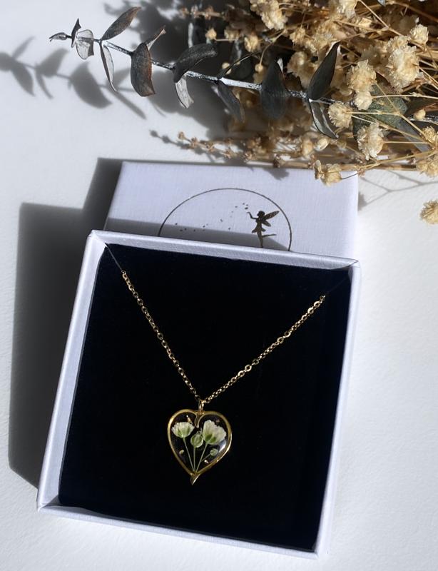 Baby’s breath Gypsophila flower dainty heart necklace