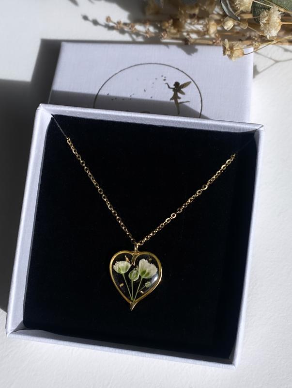 Baby’s breath Gypsophila flower dainty heart necklace